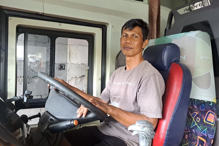 Satir (40) Sopir bus Borlindo rute Palu -Makassar yang viral karena ajak semua penumpangnya makan di rumahnya di wilayah Polman, Sulbar, saat berada di Perwakilan Borlindo Jl Lingkar Barat, Tallasa City Makassar, Sulsel, Senin (15/4/2024).