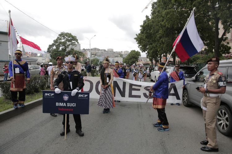 Para awak KRI Bima Suci menampilkan genderang suling dan mengenakan pakaian adat nusantara saat melakukan pawai pada acara pundak Sail Regatta 2018 di Vladivostok, Rusia, Rabu (12/9/2018).