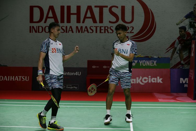 Ganda putra Indonesia, Fajar Alfian/Muhammad Rian Ardianto bertanding melawan ganda putra Indonesia, Pramudya Kusumawardana/Yeremia Erich Yoche Yacob Rambitan pada babak 16 besar Indonesia Masters 2022 di Istora Senayan, Jakarta, Kamis (9/6/2022). Fajar/Rian melaju ke babak perempat final setelah menang dengan skor 16-21, 21-17, dan 21-13.