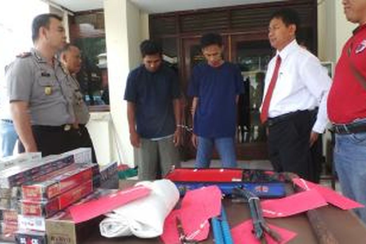 Dua tersangka pencurian di minimarket ditangkap aparat Polsek Duren Sawit, Jakarta Timur. Senin (4/5/2015).