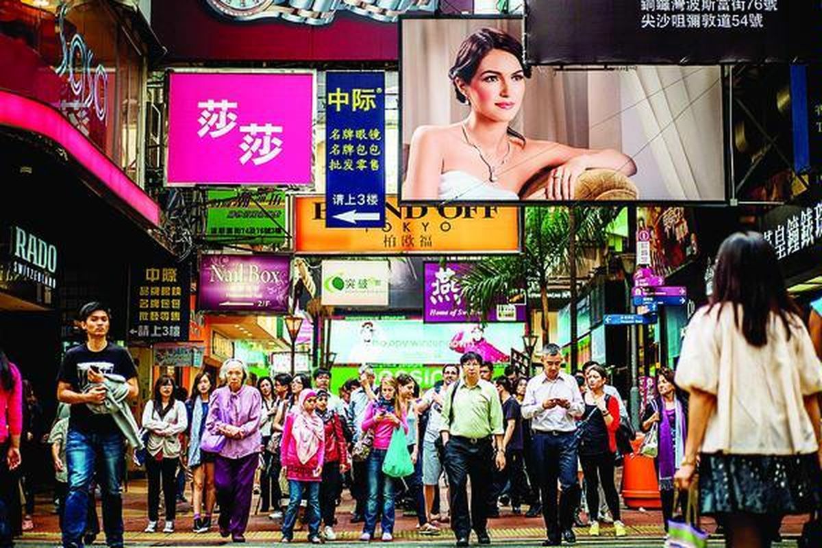 Pejalan kaki menyeberang jalan di kawasan Causeway Bay, Hongkong, Kamis (22/11). Harga sewa toko di kompleks perbelanjaan Causeway Bay telah menggusur kawasan elite Fifth Avenue di New York, Amerika Serikat, dari puncak daftar kawasan dengan harga sewa bangunan termahal di dunia dalam riset yang dipublikasikan November 2012.