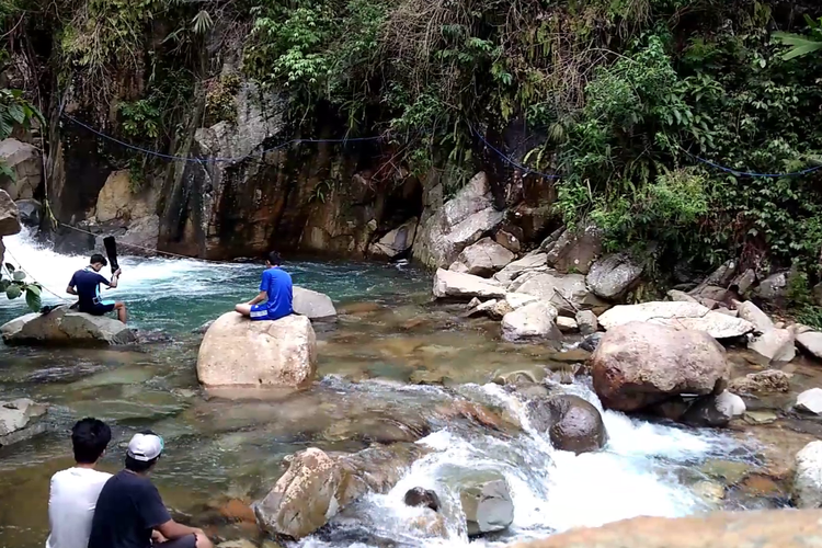 Leuwi Baliung merupakan salah satu lokasi wisata alam di Kabupaten Bogor. Tampak pengunjung tetap ada di saat musim penghujan.