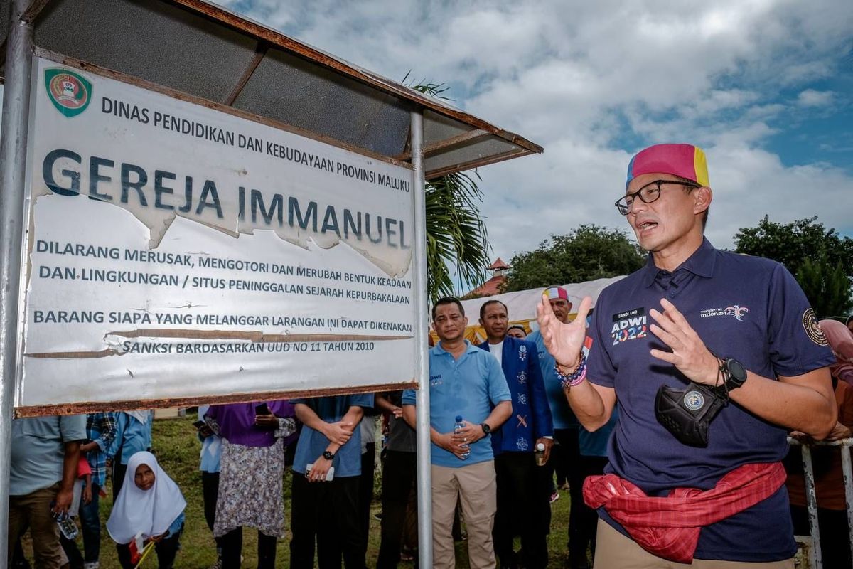 Menteri Pariwisata dan Ekonomi Kreatif (Menparekraf) Sandiaga Uno saat mengunjungi Desa Wisata Negeri Hila di Maluku, Minggu (11/9/2022), sebagai bagian dari visitasi Anugerah Desa Wisata Indonesia (ADWI) 2022. 