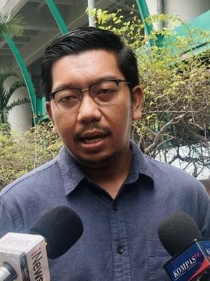 Peneliti ICW Kurnia Ramadhana menyerahkan surat permintaan penjelasan tentang big data 110 juta warga yang diklaim Menteri Koordinator Bidang Maritim dan Investasi (Menko Marves) Luhut Binsar Pandjaitan mendukung agar pemilu 2024 ditunda. Surat diserahkan di Kantor Kemenko Marves, Jakarta, Rabu (30/3/2022). 