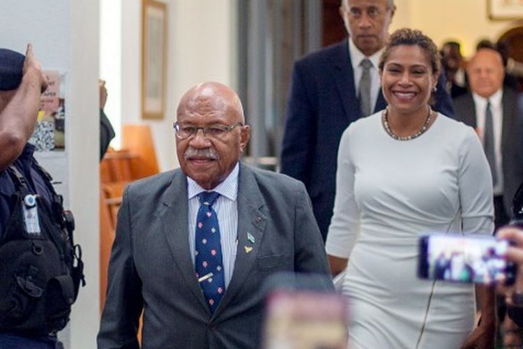 Pemimpin Partai Aliansi Rakyat Sitiveni Rabuka (Tengah) pergi setelah sidang pertama parlemen yang baru terpilih di ibu kota Fiji Suva pada 24 Desember 2022. Dia terpilih jadi PM Fiji.