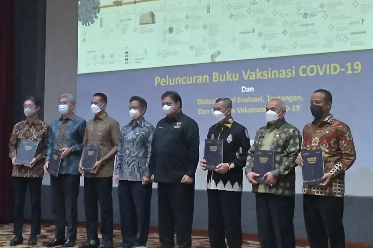 Menko Perekonomian Airlangga Hartarto saat peluncuran buku Vaksinasi Covid-19 sebagai rekam jejak vaksinasi Covid-19 dalam rangka upaya penanganan pandemi di Jakarta, Kamis (11/8/2022). 
