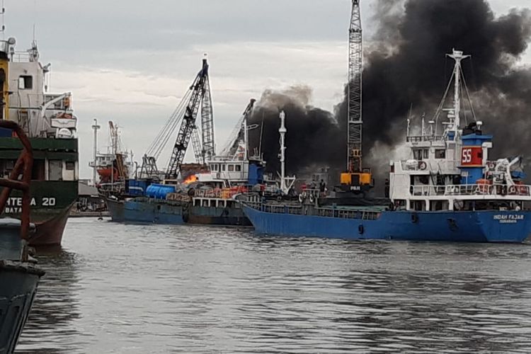 Kapal barang KM Bandar Lestari terbakar di dermaga 006 Pelabuhan Sunda Kelapa