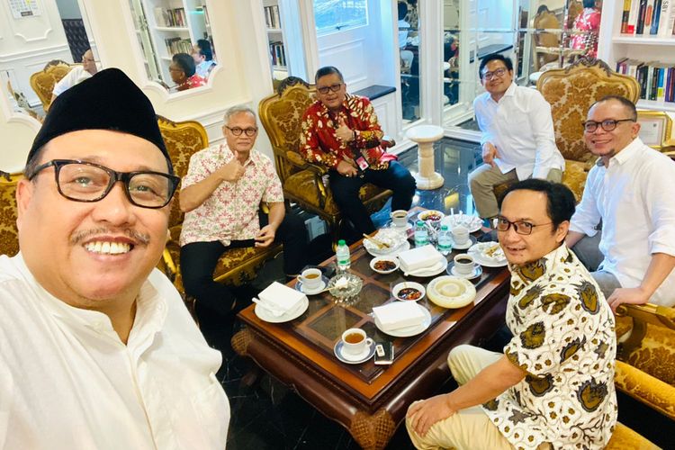 Sekretaris Jenderal PDI-P Hasto Kristiyanto didampingi politisi PDI-P Aria Bima saat bertemu Ketua Umum PKB Muhaimin Iskandar di kantor DPP PKB, Jumat (2/6/2023).