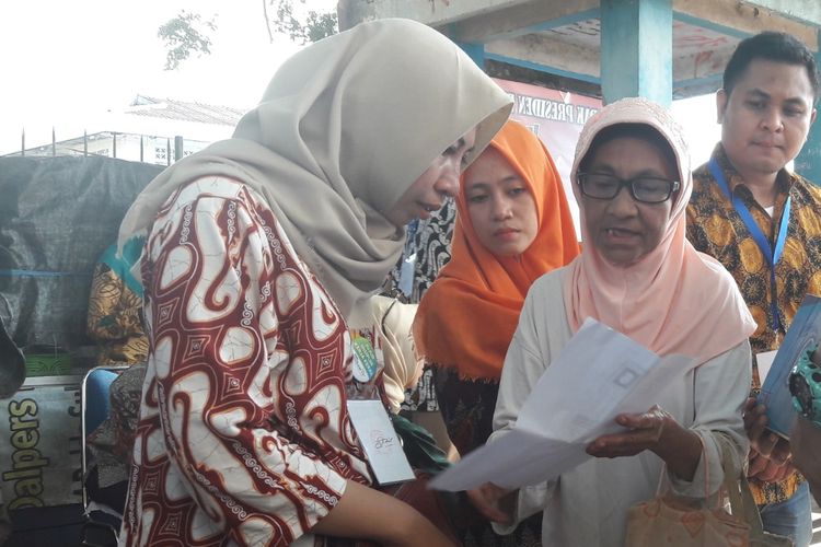 Nenek Aisyah, seorang guru ngaji saat memperlihatkan surat kepada panitia (KOMPAS.com/ KIKI ANDI PATI)