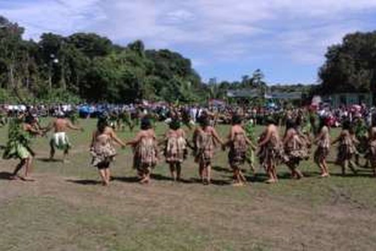 kolosal tari perang, masyarakat adat Pulau Enggano, 17 Agustus 2016.
