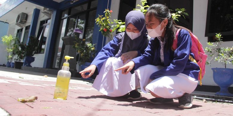 Sejumlah siswa mengamati hari tanpa bayangan di sekitar kantor BMKG Banyuwangi, Kamis (14/10/2021).