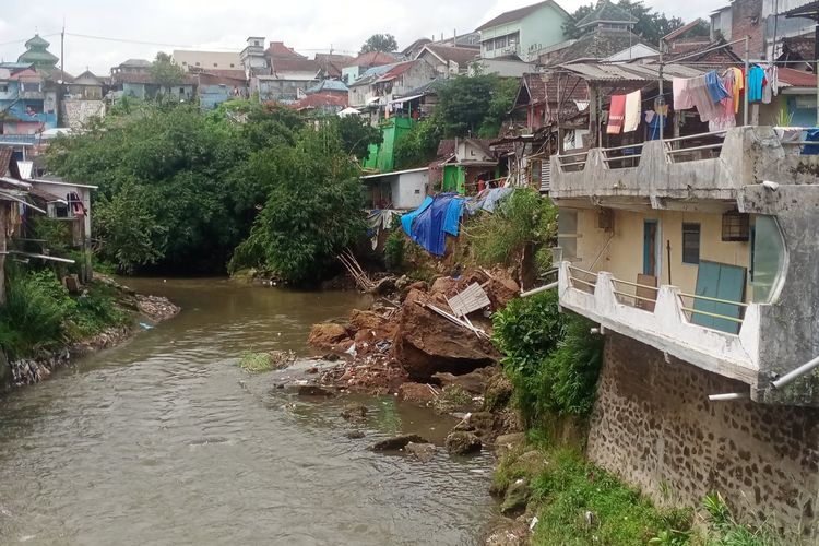 Rumah warga yang berada di sempadan DAS Brantas di Jalan Muharto Gang V RT 05 RW 06 Kelurahan Kota Lama, Kota Malang, Jawa Timur beberapa waktu yang lalu.