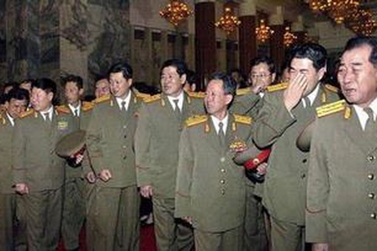 Militer Korea Utara, yang akan memerintah negara itu bersama ipar Kim Jong Il dan putranya, menangis saat mereka melayat ke Kumsusan Memorial Palace untuk memberikan penghormatan terkahirnya kepada sang pemimpin.