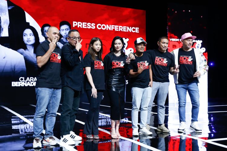 Para cast, produser dan sutradara serial Roy & Marten: Sahabat Sehidup Semati dalam konferensi pers di kawasan Kebon Sirih, Jakarta Pusat, Jumat (17/2/2023).