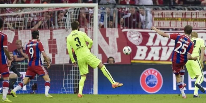 Gelandang Bayern Muenchen, Thomas Mueller (nomor 25), mencetak gol kemenangan timnya atas Barcelona pada semifinal Liga Champions di Stadion Allianz Arena, Muenchen, Selasa (12/5/2015).