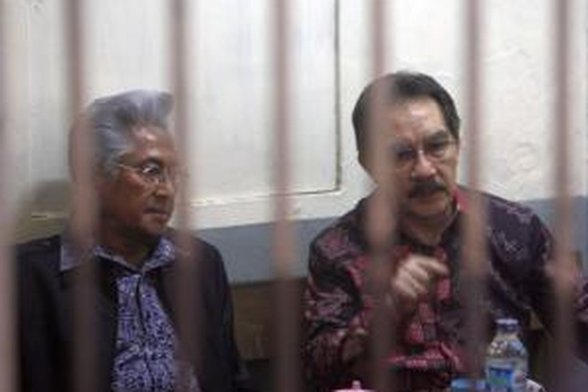 Antasari Azhar (kanan), terdakwa dalam kasus pembunuhan Direktur PT Putra Rajawali Banjaran Nasrudin Zulkarnaen, dikunjungi advokat Adnan Buyung Nasution sebelum menjalani persidangan duplik di Pengadilan Negeri Jakarta Selatan, Jumat (5/2/2010).