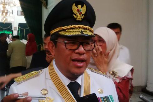 Gubernur Aher Pimpin Upacara Penurunan Bendera di Lapangan Gasibu