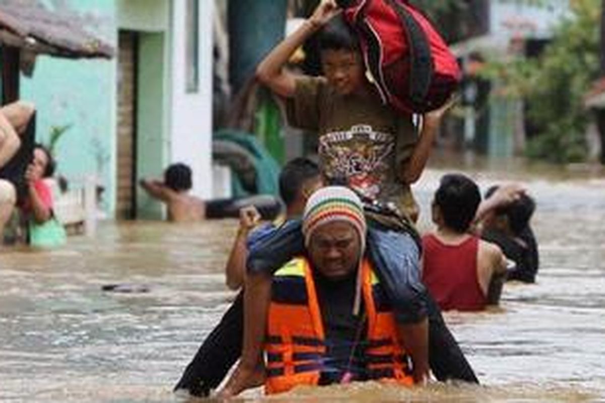 Ilustrasi: Warga berusaha melewati derasnya arus banjir yang melanda permukiman warga di Bukit Duri, Jakarta Selatan, Senin (24/12/2012). Banjir yang melanda permukiman warga di sekitar Kali Ciliwung ini karena air kiriman dari Bogor.  