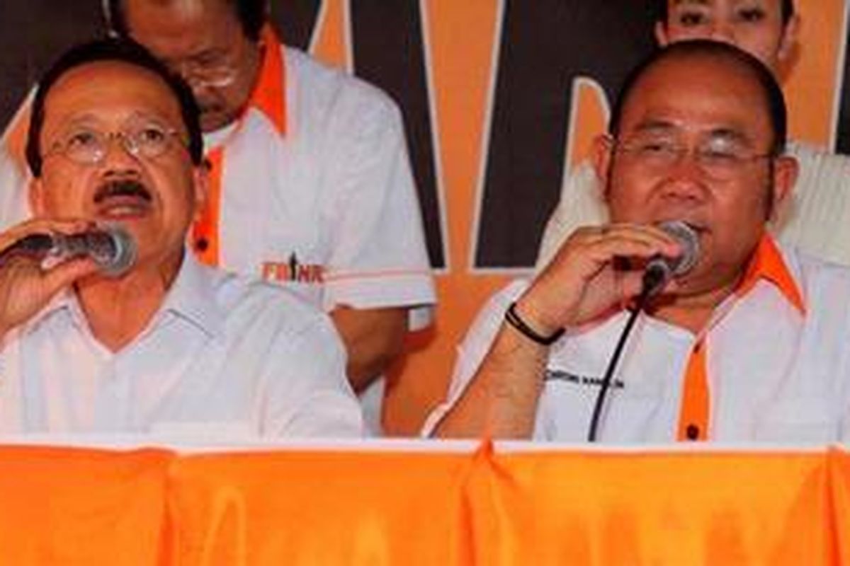 Calon Gubernur nomor urut satu Fauzi Bowo didampingi calon wakilnya Nachrowi Ramli memberi keterangan pers di Posko Kemenangan Jakarta Baru Foke-Nara di Jalan Diponegoro, Jakarta, Kamis (20/9/2012). Fauzi Bowo menerima bahwa perolehan angkanya tertinggal dan telah mengucapkan selamat kepada calon Gubernur nomor urut satu yaitu Jokowi. Ia dan Nara juga menyatakan akan tetap akan pada berkomitmen untuk berkontribusi dalam pembangunan Jakarta.  