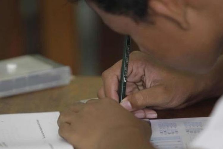 Murid mengikuti jalannya Ujian Nasional Sekolah Dasar di SDN Palmerah 07 Pagi, Jalan Palmerah Utara, Jakarta, Senin (18/5/2015). Pelaksanaan UN akan berlangsung hingga 20 Mei mendatang dengan mata pelajaran yang diujikan Bahasa Indonesia, Matematika, Ilmu Pengetahuan Alam. 