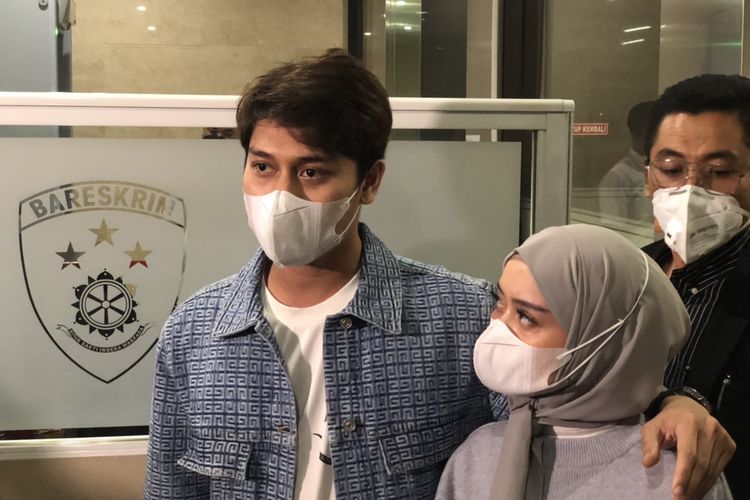 Rizky Billar dan Lesti Kejora usai pemeriksaan di Bareskrim Polri, Jakarta Selatan, Rabu (20/4/2022). 