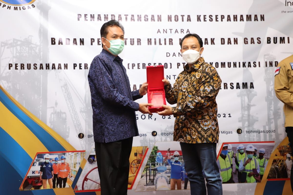 Direktur Enterprise and Business Service Telkom Edi Witjara (kanan) menyerahkan menyerahkan cendera mata kepada Kepala BPH Migas M. Fanshurullah Asa (kiri) usai penandatanganan nota kesepahamanan tentang Pemanfaatan Potensi Bersama antara Telkom dengan BPH Migas, yang dilaksanakan di Bogor, Selasa (2/3/2021).