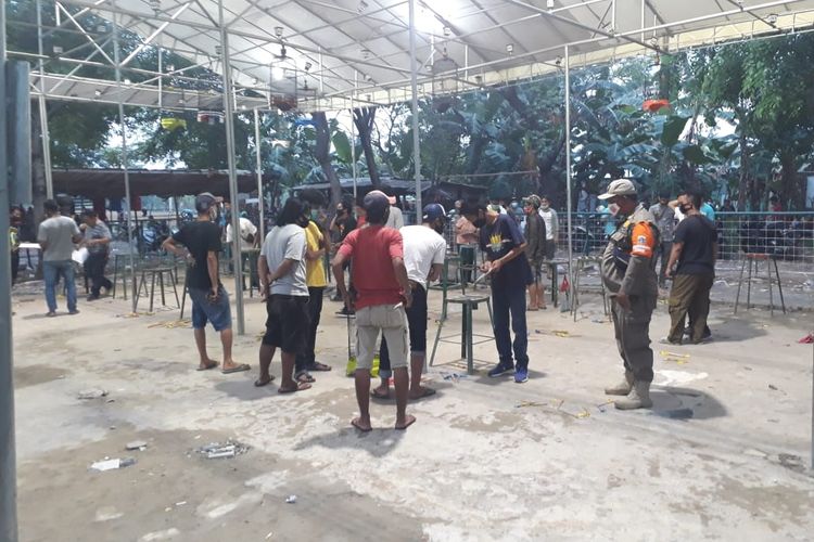 Polisi membubarkan acara lomba burung berkicau di Kembangan, Jakarta Barat.