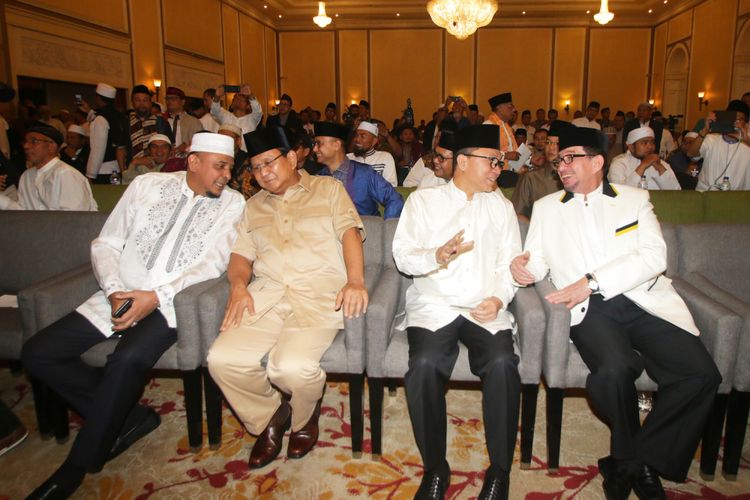 Ketua Gerakan Nasional Pengawal Fatwa Ulama (GNPF-U) Yusuf Martak (kiri) bersama Ketua Umum Partai Gerindra Prabowo Subianto (kedua kiri), Ketua Umum Partai Amanat Nasional Zulkifli Hasan (kedua kanan), dan Ketua Majelis Syuro PKS Salim Segaf Al Jufri (kanan) berbincang saat menghadiri acara Ijtima Ulama dan Tokoh Nasional di Jakarta, Jumat (27/7/2018). Ijtima Ulama yang digelar oleh Gerakan Nasional Pengawal Fatwa Ulama (GNPF-U) ini bertujuan untuk menentukan calon presiden dan wakil presiden pada Pilpres 2019. 