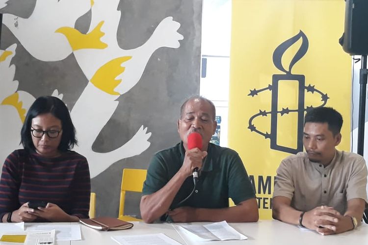 Paian Siahaan (tengah), ayah dari Ucok Munandar Siahaan, mahasiswa yang menjadi korban penculikan paksa sebelum reformasi saat konferensi pers di kantor Amnesty Internasional, Menteng, Jakarta Pusat, Jumat (18/10/2019).