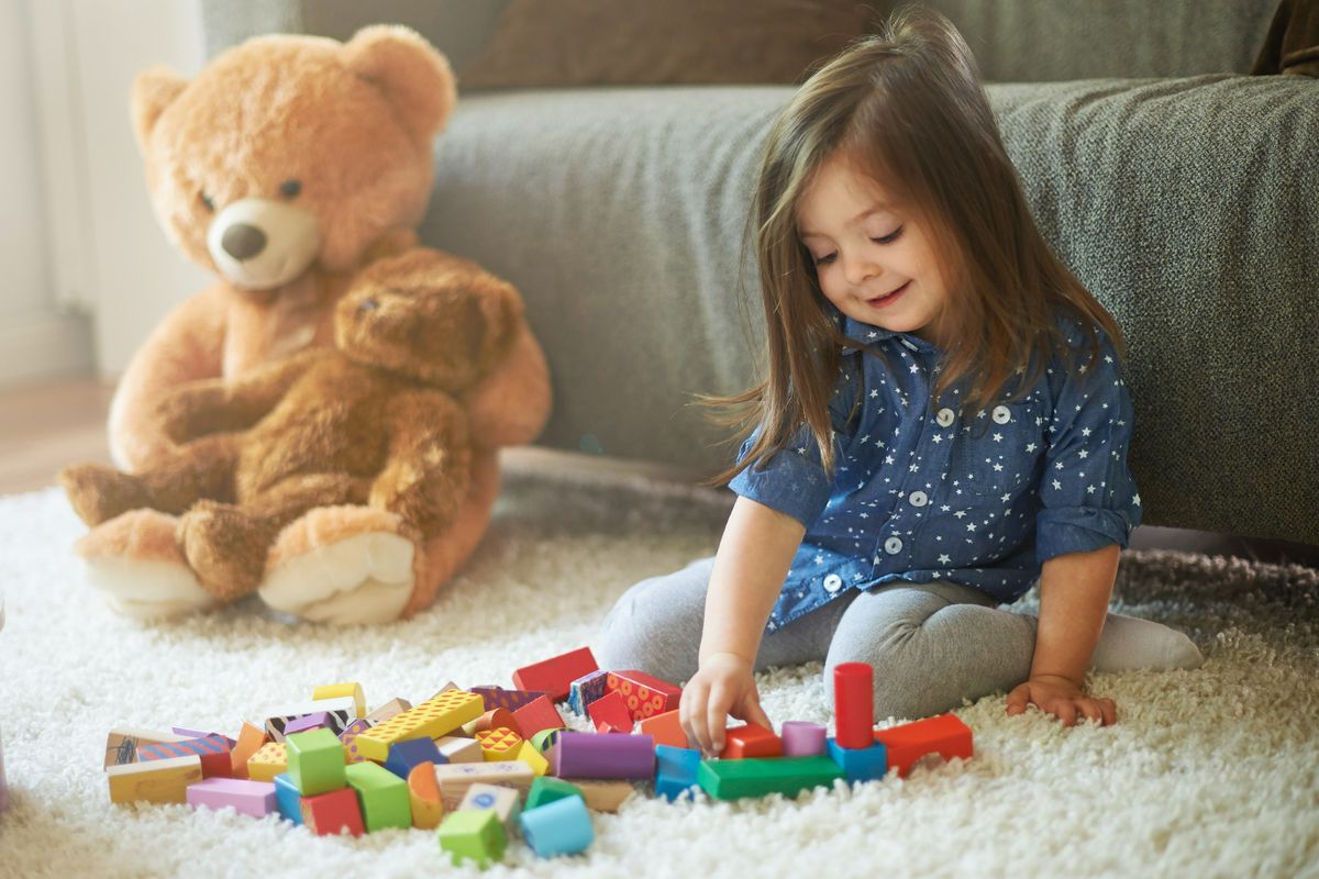 Mungkin banyak orangtua yang berpikir, apakah anak boleh duduk huruf W? Duduk huruf W, atau w sitting biasa dilakukan anak yang masih kecil. Disebut duduk huruf W karena kaki membentuk seperti huruf W.