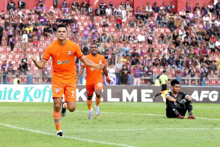 Pemain asing Borneo FC Matheus Pato usai menjebol gawang Persik Kediri yang wijaya Kurniawan Kartika Ajie saat pertandingan pekan ke-1 Liga 1 2023-2024 yang berakhir dengan skor 1-1 di Stadion Brawijaya Kediri, Senin (3/7/2023) sore.
