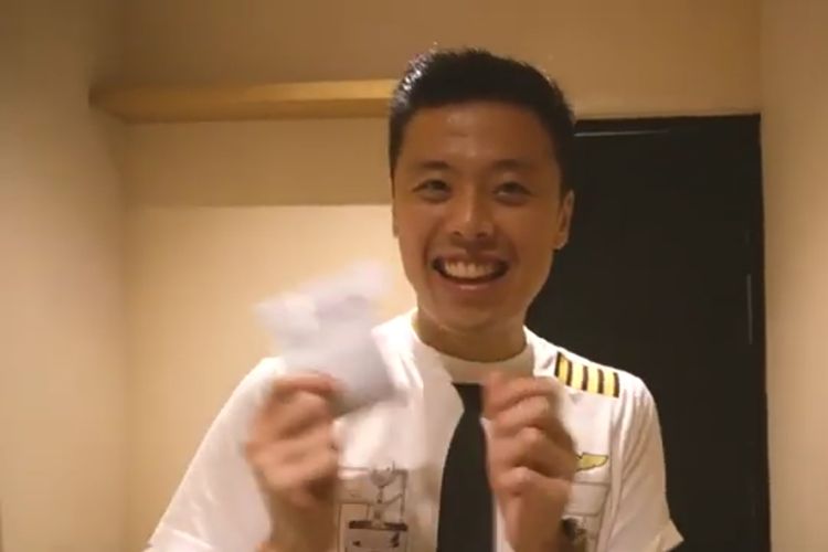 Captain Vincent saat menunjukkan lisensi terbang untuk single engine di channel Youtubenya.