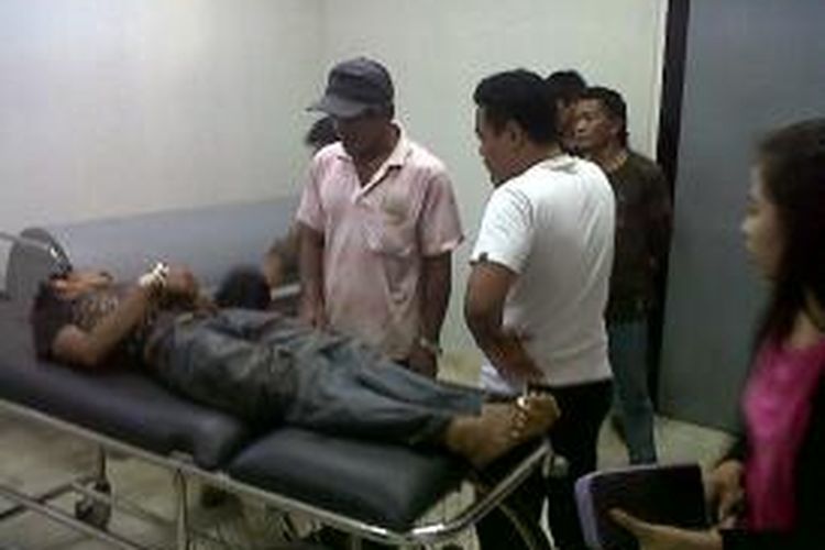 Sejumlah keluarga Rustam (38) yang tewas akibat terjepit truk saat melakukan bongkar muat di pelabuhan Bajoe, Kabupaten Bone, Sulawesi Selatan hanya bisa menangis di kamar mayat rumah sakit setempat. Rabu, (04/09/2013).