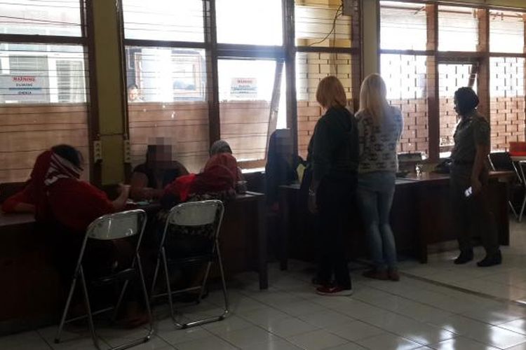Sejumlah PSK yang terjaring saat diamankan di Markas Satpol PP Kota Malang, Selasa (7/2/2017)
