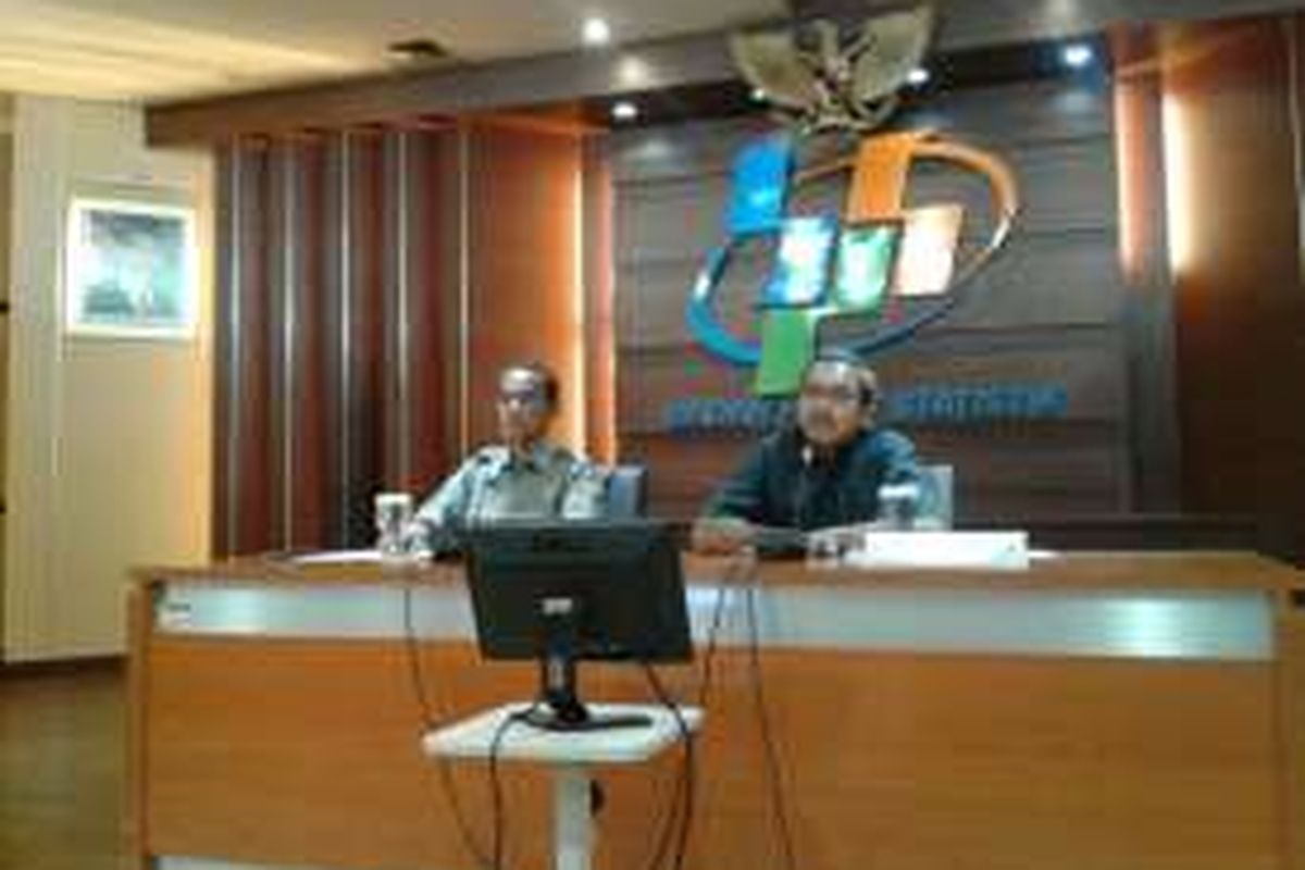 Kepala Biro Humas dan Informasi Publik Kementan (kiri) Agung Hendriadi dan Deputi Bidang Statistik Distribusi dan Jasa BPS Sasmito Hadi Wibowo di Kantor BPS, Jakarta, Kamis (29/12/2016).