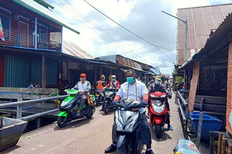 Bupati Asmat Elisa Kambu ketika menggunakan motor listrik memberikan sosialisasi cegah Covid-19 kepada masyarakat, Rabu (15/4/2020)