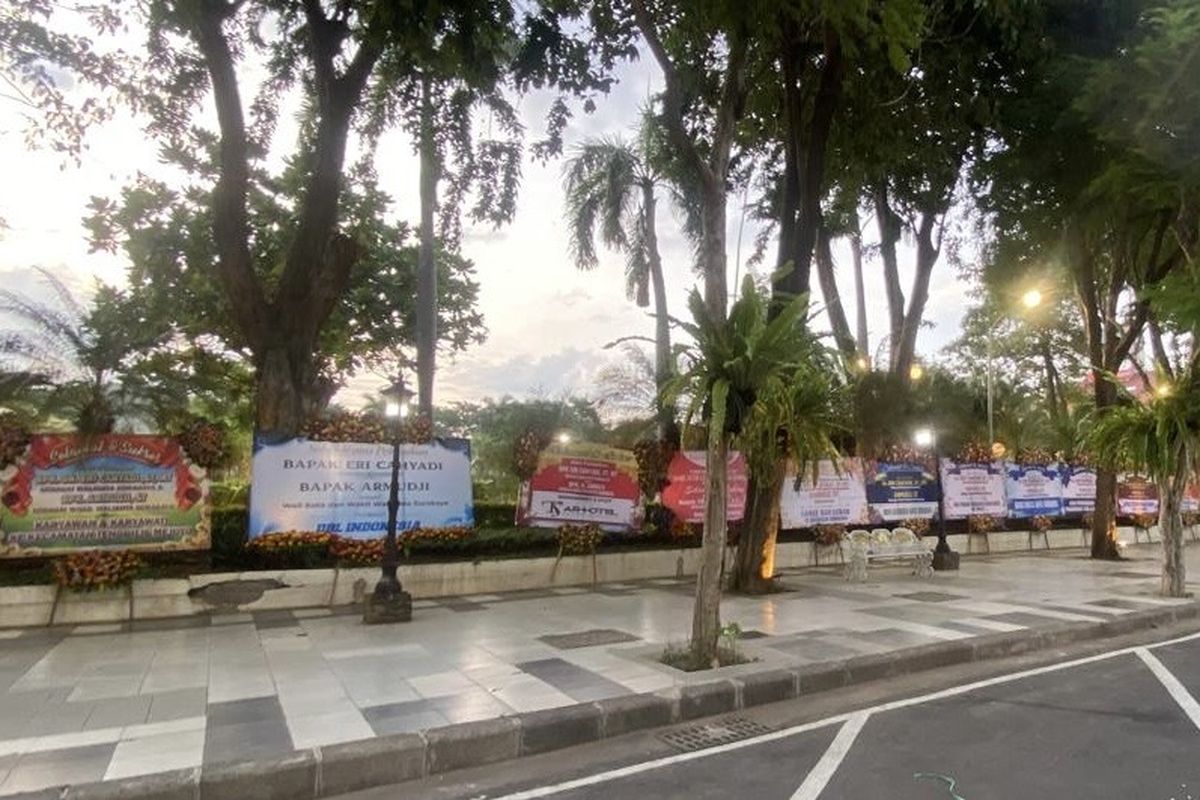 Karangan bunga yang sempat dikirim ke Pemkot Surabaya, Kamis (20/2/2025).