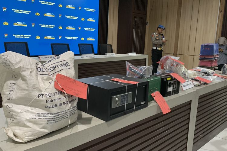 Penampakan 54 Bong dan 1 Karung Klip Kosong dalam Penggerebekan Kampung Narkoba Jalan Kunti