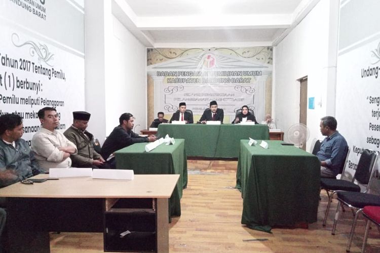 Bawaslu Bandung Barat menggelar sidang dugaan kasus penggeseran jumlah suara oleh 6 PPK di Bandung Barat, Jawa Barat, Rabu (6/3/2024).