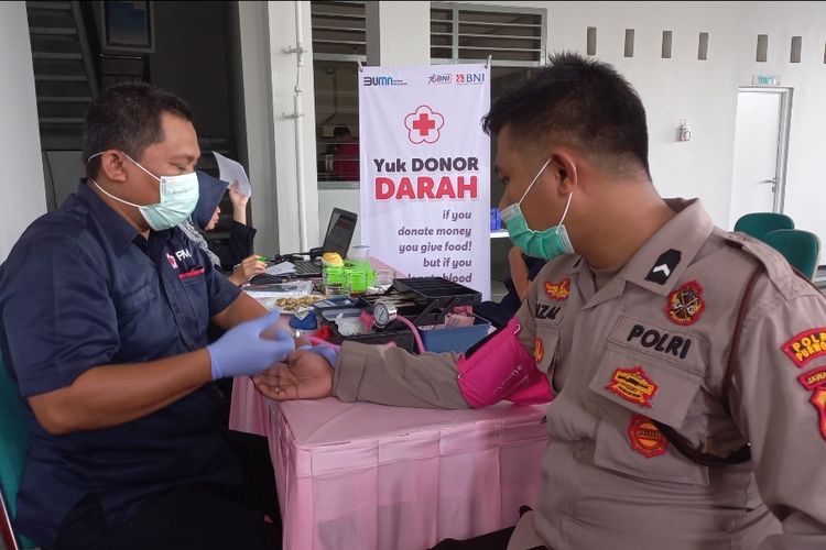 PMI bersama para karyawan dan instansi terkait melakukan donor darah dalam rangaka HUT ke-76 BNI di kantor BNI Purworejo 