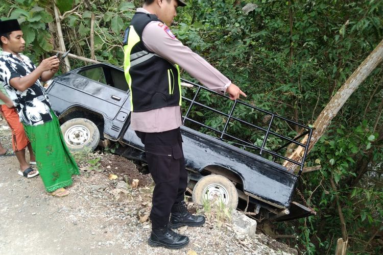 Polisi saat tiba di jembatan Desa Somber, Kecamatan Tambelangan, Sampang, Jawa Timur, untuk melakukan evakuasi korban dan pikap yang tergelincir, Sabtu (14/6/2025). 