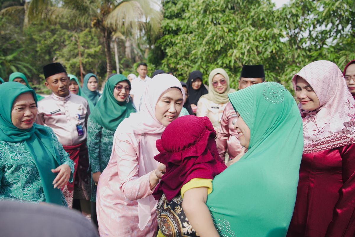 Ketua Tim Penggerak Pemberdayaan dan Kesejahteraan Keluarga (TP-PKK) Provinsi Riau sekaligus Bunda PAUD dan Duta Literasi Riau, Henny Sasmita Wahid menyapa para ibu dan anak, serta berdialog mengenai asupan gizi sehari-hari yang diterima anak-anak mereka di Kabupaten Rokan Hulu (Rohul), Riau, Jumat (1/8/2025).