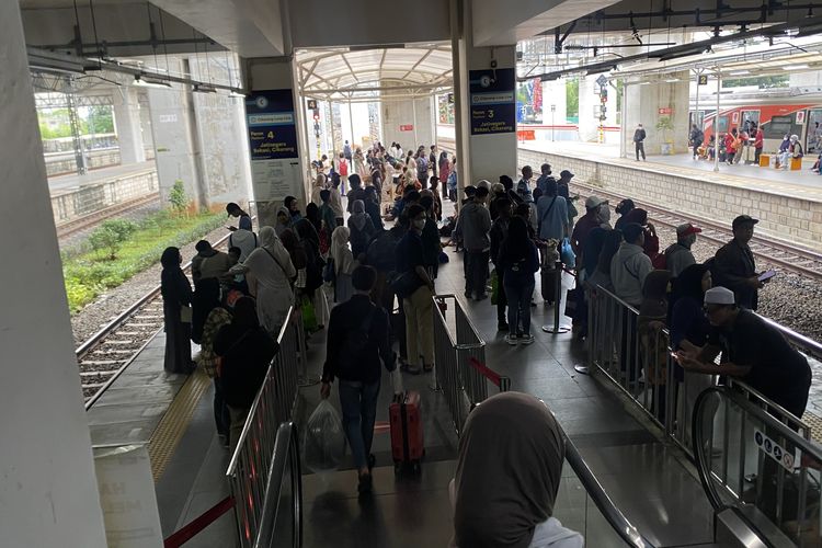 Masih Padat, tapi Stasiun Manggarai Bukan Lagi Milik Pekerja