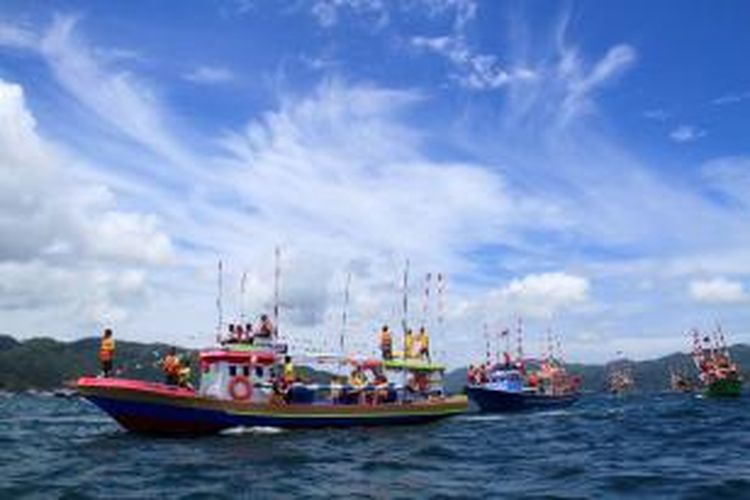 Kapal dan Perahu Nelayan melintasi Selat Lembeh dalam rangka ikut serta ambil bagian dalam pelaksanaan Festival Selat Lembeh 2013.