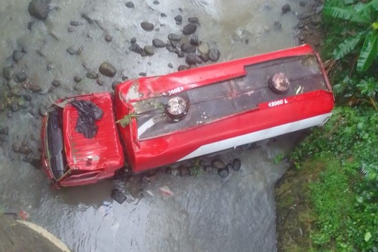 Sebuah truk tangki BBM Pertamina terjun bebas dari jembatan ke dasar Sungai Glagah, di Desa Kutamendala, Kecamatan Tonjong, Kabupaten Brebes, Jawa Tengah, Rabu (21/2/2024). (Dok. Warga)