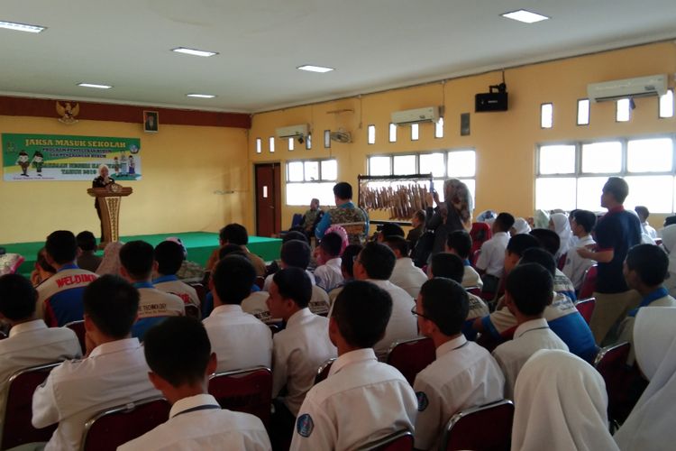 Kejaksaan Negeri Karawang melakukan penyuluhan hukum melalui program Jaksa Masuk Sekolah di SMK  N 1 Karawang, Selasa (5/3/2019).