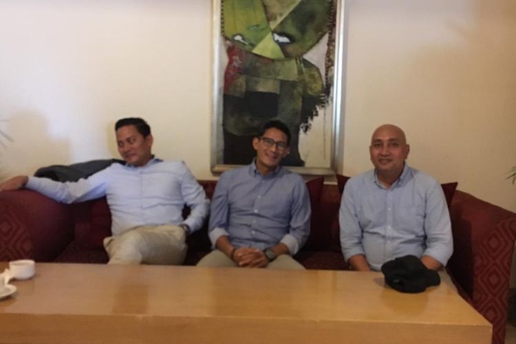 Tim komunikasi Badan Pemenangan Nasional (BPN) Prabowo-Sandiaga, Yuga Aden (kanan) dan Cawapres nomor urut 02 Sandiaga Uno di Hotel Borobudur, Jakarta Pusat.