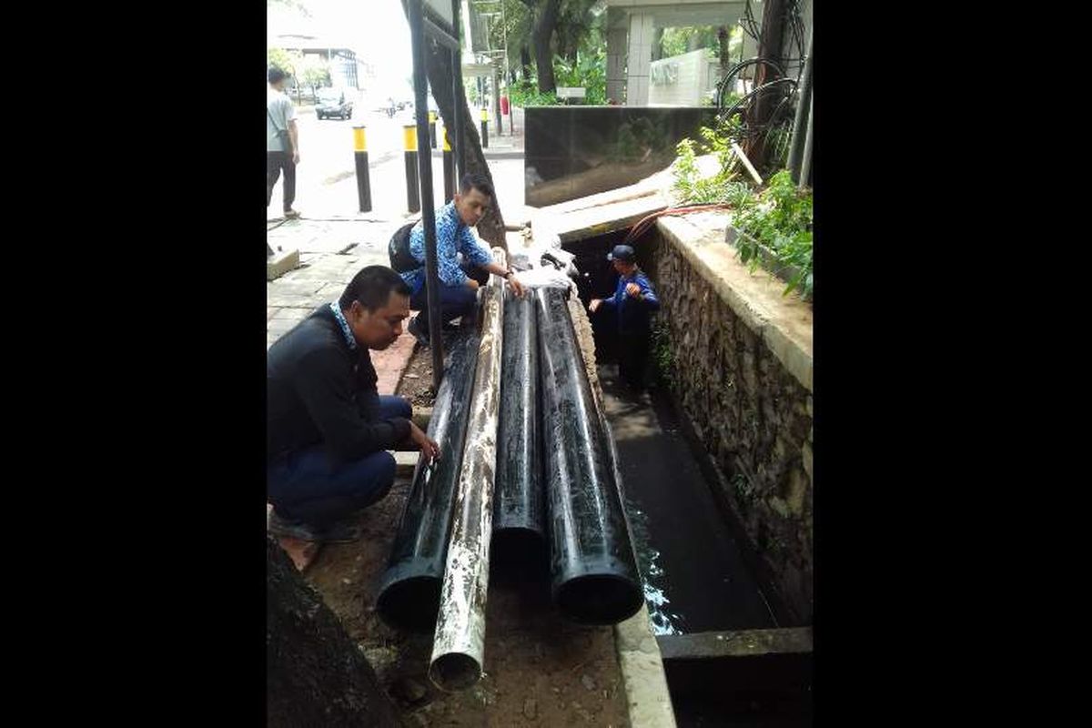 Utilitas ditemukan di saluran air di Jalan Gatot Subroto, Senin (29/10/2018).