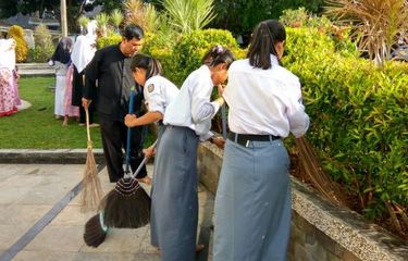 Siswa lintas agama bersih-bersih di halaman Masjid Agung Baing Yusuf Purwakarta, Jumat (23/12/2016).