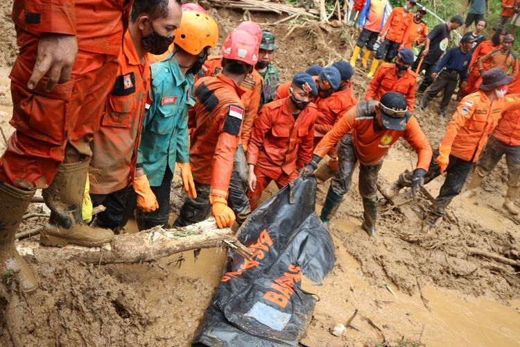 Evakuasi korban longsor atas nama Basuki (55) warga Grumbul Kali Cawang, Desa Banjarpanepen, Kecamatan Sumpiuh, Kabupaten Banyumas, Jawa Tengah, Rabu (18/11/2020).
